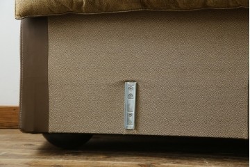 中古　イタリア家具　総本革(ボルボネーゼ)　rossi di albizzate(ロッシディアルビザーテ)　高級感と洗練されたデザインが魅力のベッドフレーム(クイーンサイズ)　定価約152万円相当　(R-059350)