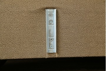 中古　イタリア家具　総本革(ボルボネーゼ)　rossi di albizzate(ロッシディアルビザーテ)　高級感と洗練されたデザインが魅力のベッドフレーム(クイーンサイズ)　定価約152万円相当　(R-059350)