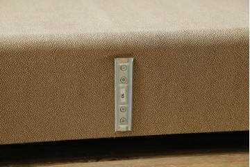 中古　イタリア家具　総本革(ボルボネーゼ)　rossi di albizzate(ロッシディアルビザーテ)　高級感と洗練されたデザインが魅力のベッドフレーム(クイーンサイズ)　定価約152万円相当　(R-059350)