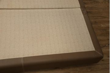 中古　イタリア家具　総本革(ボルボネーゼ)　rossi di albizzate(ロッシディアルビザーテ)　高級感と洗練されたデザインが魅力のベッドフレーム(クイーンサイズ)(定価約152万円)(R-059350)