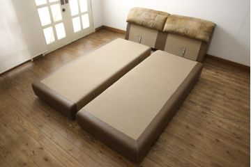 中古　イタリア家具　総本革(ボルボネーゼ)　rossi di albizzate(ロッシディアルビザーテ)　高級感と洗練されたデザインが魅力のベッドフレーム(クイーンサイズ)(定価約152万円)(R-059350)