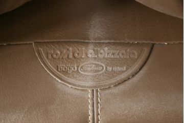 中古　イタリア家具　総本革(ボルボネーゼ)　rossi di albizzate(ロッシディアルビザーテ)　高級感と洗練されたデザインが魅力のベッドフレーム(クイーンサイズ)(定価約152万円)(R-059350)