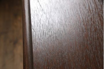 イギリスアンティーク　オーク材　凝ったつくりの取っ手が目を引くサイドボード(キャビネット、収納棚、戸棚)(R-059354)