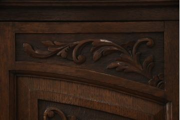 イギリスアンティーク　オーク材　凝ったつくりの取っ手が目を引くサイドボード(キャビネット、収納棚、戸棚)(R-059354)