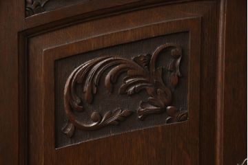 イギリスアンティーク　オーク材　凝ったつくりの取っ手が目を引くサイドボード(キャビネット、収納棚、戸棚)(R-059354)