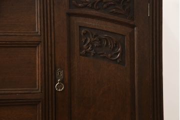 イギリスアンティーク　オーク材　凝ったつくりの取っ手が目を引くサイドボード(キャビネット、収納棚、戸棚)(R-059354)