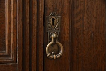イギリスアンティーク　オーク材　凝ったつくりの取っ手が目を引くサイドボード(キャビネット、収納棚、戸棚)(R-059354)