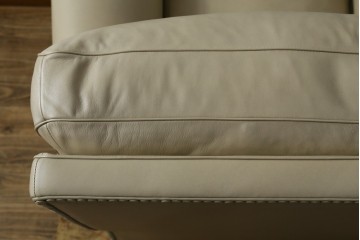 希少!!　中古　Poltrona Frau(ポルトローナ・フラウ)　EDOARDO(エドアル)　優雅なひと時を過ごせる総本革1人掛けソファ　定価約88万円　(R-059358)