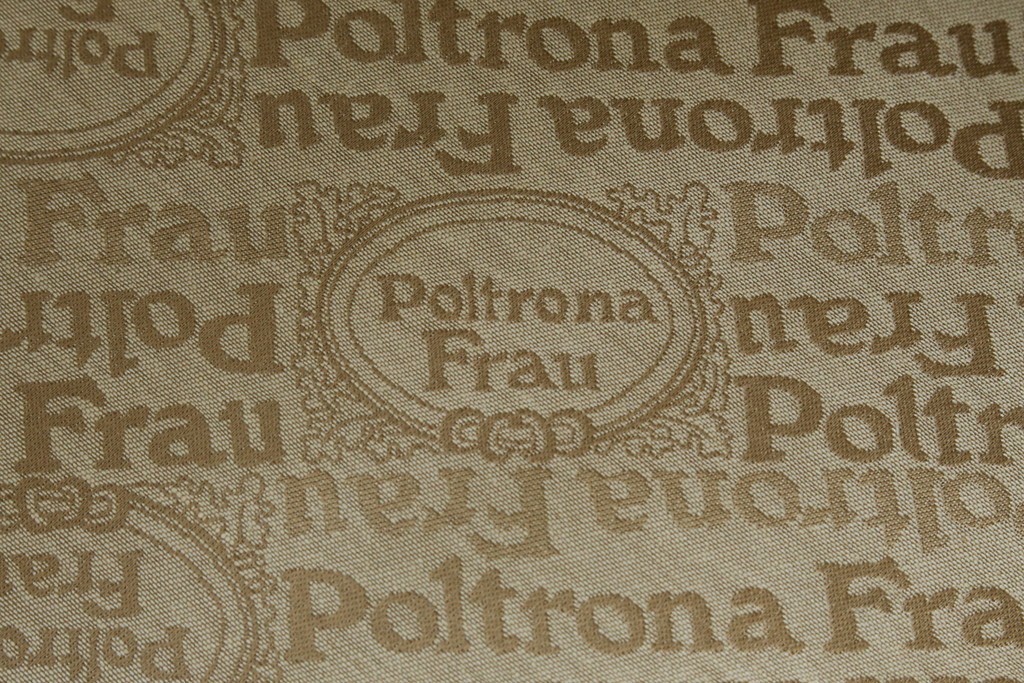 希少!!　中古　Poltrona Frau(ポルトローナ・フラウ)　EDOARDO(エドアル)　優雅なひと時を過ごせる総本革1人掛けソファ　定価約88万円　(R-059358)