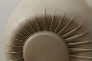 希少!!　中古　Poltrona Frau(ポルトローナフラウ)　EDOARDO(エドアル)　優雅なひと時を過ごせる総本革1人掛けソファ(レザーソファ、1P、一人掛け)(定価約88万円)(R-059359)