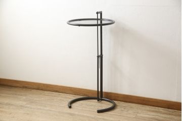 中古　美品　Cassinaixc.(カッシーナイクスシー)取り扱い　ClassiCon(クラシコン)　Eileen Gray(アイリーン・グレイ)　ADJUSTABLE TABLE(アジャスタブルテーブル)　E1027　洗練されたデザインが美しいサイドテーブル(定価165000円)(ガラステーブル、ラウンドテーブル)(R-059371)