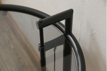 中古　美品　Cassinaixc.(カッシーナイクスシー)取り扱い　ClassiCon(クラシコン)　Eileen Gray(アイリーン・グレイ)　ADJUSTABLE TABLE(アジャスタブルテーブル)　E1027　洗練されたデザインが美しいサイドテーブル(定価165000円)(ガラステーブル、ラウンドテーブル)(R-059371)