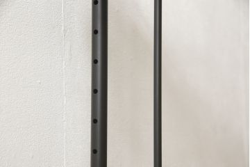 中古　美品　Cassinaixc.(カッシーナイクスシー)取り扱い　ClassiCon(クラシコン)　Eileen Gray(アイリーン・グレイ)　ADJUSTABLE TABLE(アジャスタブルテーブル)　E1027　洗練されたデザインが美しいサイドテーブル(定価165000円)(ガラステーブル、ラウンドテーブル)(R-059371)