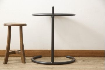 中古　美品　Cassinaixc.(カッシーナイクスシー)取り扱い　ClassiCon(クラシコン)　Eileen Gray(アイリーン・グレイ)　ADJUSTABLE TABLE(アジャスタブルテーブル)　E1027　洗練されたデザインが美しいサイドテーブル(定価165000円)(ガラステーブル、ラウンドテーブル)(R-059371)