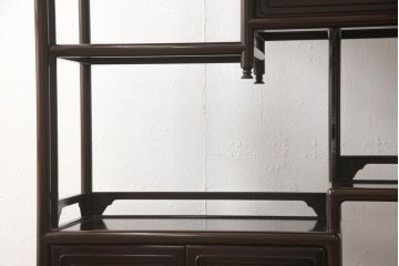 中古　伝統工芸品　大阪唐木指物　中澤唐木　好斎作　紫檀(シタン)材　漆塗り　品のある佇まいが魅力の飾り棚(茶棚、違い棚、戸棚、収納棚)(定価約100万円)(R-059373)