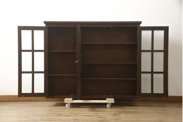 中古　北海道民芸家具　脚または台輪付きリメイク!　シックな大人空間を演出してくれるキャビネット(食器棚、カップボード、収納棚、戸棚、飾り棚、本箱、ブックケース、サイドボード、サイドキャビネット、店舗什器)(R-059374)