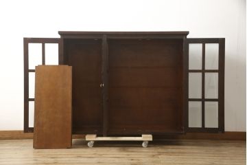 中古　北海道民芸家具　脚または台輪付きリメイク!　シックな大人空間を演出してくれるキャビネット(食器棚、カップボード、収納棚、戸棚、飾り棚、本箱、ブックケース、サイドボード、サイドキャビネット、店舗什器)(R-059374)