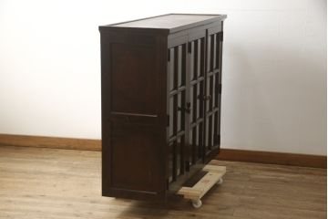 中古　北海道民芸家具　脚または台輪付きリメイク!　シックな大人空間を演出してくれるキャビネット(食器棚、カップボード、収納棚、戸棚、飾り棚、本箱、ブックケース、サイドボード、サイドキャビネット、店舗什器)(R-059374)