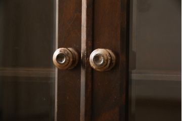中古　北海道民芸家具　脚または台輪付きリメイク!　シックな大人空間を演出してくれるキャビネット(食器棚、カップボード、収納棚、戸棚、飾り棚、本箱、ブックケース、サイドボード、サイドキャビネット、店舗什器)(R-059374)