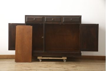 中古　北海道民芸家具　天板リメイク・ヒノキ天板　上品な佇まいが落ち着きのある空間を演出するサイドボード(収納棚、戸棚、食器棚、カップボード、サイドキャビネット)(R-059375)