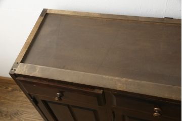 中古　北海道民芸家具　天板リメイク・ヒノキ天板　上品な佇まいが落ち着きのある空間を演出するサイドボード(収納棚、戸棚、食器棚、カップボード、サイドキャビネット)(R-059375)