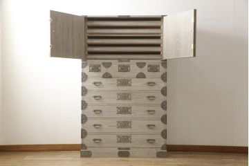 中古　美品　高級品　栃木県伝統工芸品　衣装盆・かくし付き　白い木肌と飾り金具が品の良さを高める大塚の総桐箪笥(桐箪笥、和タンス、衣装箪笥、着物箪笥、桐たんす)(R-059376)