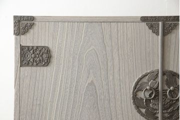 中古　美品　高級品　栃木県伝統工芸品　衣装盆・かくし付き　白い木肌と飾り金具が品の良さを高める大塚の総桐箪笥(桐箪笥、和タンス、衣装箪笥、着物箪笥、桐たんす)(R-059376)