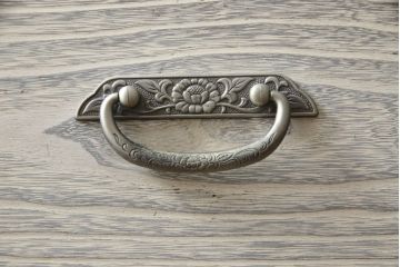 中古　美品　高級品　栃木県伝統工芸品　衣装盆・かくし付き　白い木肌と飾り金具が品の良さを高める大塚の総桐箪笥(桐箪笥、和タンス、衣装箪笥、着物箪笥、桐たんす)(R-059376)