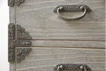 中古　美品　高級品　栃木県伝統工芸品　衣装盆・かくし付き　白い木肌と飾り金具が品の良さを高める大塚の総桐箪笥(桐箪笥、和タンス、衣装箪笥、着物箪笥、桐たんす)(R-059376)