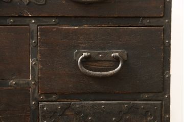 和製アンティーク　前桐・その他杉材　重厚感ある佇まいが目を引く、希少サイズの仙台小箪笥(和箪笥、収納たんす、時代箪笥、小物収納)(R-059377)