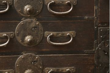 和製アンティーク　前桐・その他杉材　重厚感ある佇まいが目を引く、希少サイズの仙台小箪笥(和箪笥、収納たんす、時代箪笥、小物収納)(R-059377)