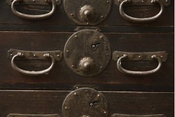 和製アンティーク　前桐・その他杉材　重厚感ある佇まいが目を引く、希少サイズの仙台小箪笥(和箪笥、収納たんす、時代箪笥、小物収納)(R-059377)