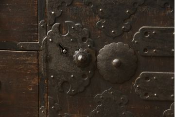 和製アンティーク　前桐・その他杉材　重厚感ある佇まいが目を引く、希少サイズの仙台小箪笥(和箪笥、収納たんす、時代箪笥、小物収納)(R-059377)