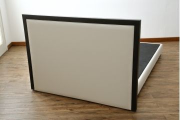 中古　美品　IDC大塚家具オリジナル　「ジオR」　合皮　モダンでシャープなデザインが格好良いセミダブルベッドフレーム(定価約15万円)(ベッド)(R-059378)