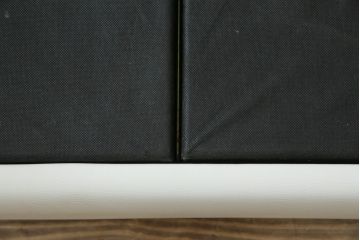 中古　美品　IDC大塚家具オリジナル　「ジオR」　合皮　モダンでシャープなデザインが格好良いセミダブルベッドフレーム(定価約15万円)(ベッド)(R-059378)