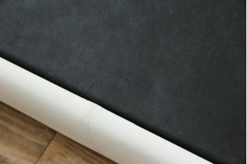 中古　美品　IDC大塚家具オリジナル　「ジオR」　合皮　モダンでシャープなデザインが格好良いセミダブルベッドフレーム(定価約15万円)(ベッド)(R-059378)