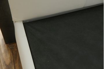 中古　美品　IDC大塚家具オリジナル　「ジオR」　合皮　モダンでシャープなデザインが格好良いセミダブルベッドフレーム(定価約15万円)(ベッド)(R-059378)