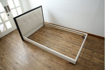 中古　美品　IDC大塚家具オリジナル　「ジオR」　合皮　モダンでシャープなデザインが格好良いセミダブルベッドフレーム(定価約15万円)(ベッド)(R-059378)
