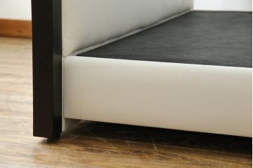 中古　美品　IDC大塚家具オリジナル　「ジオR」　合皮　モダンでシャープなデザインが格好良いセミダブルベッドフレーム(定価約15万円)(ベッド)(R-059378)