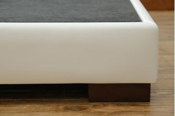 中古　美品　IDC大塚家具オリジナル　「ジオR」　合皮　モダンでシャープなデザインが格好良いセミダブルベッドフレーム(定価約15万円)(ベッド)(R-059378)