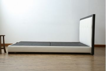 中古　美品　IDC大塚家具オリジナル　「ジオR」　合皮　モダンでシャープなデザインが格好良いセミダブルベッドフレーム(定価約15万円)(ベッド)(R-059378)