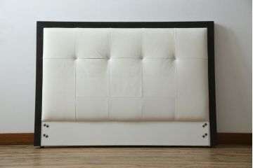 中古　美品　IDC大塚家具オリジナル　「ジオR」　合皮　モダンでシャープなデザインが格好良いセミダブルベッドフレーム(定価約15万円)(ベッド)(R-059378)