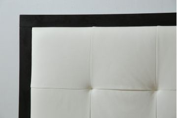 中古　美品　IDC大塚家具オリジナル　「ジオR」　合皮　モダンでシャープなデザインが格好良いセミダブルベッドフレーム(定価約15万円)(ベッド)(R-059378)