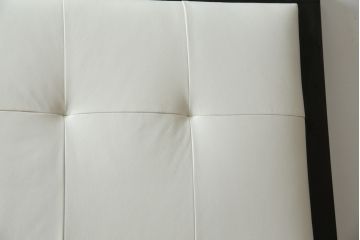 中古　美品　IDC大塚家具オリジナル　「ジオR」　合皮　モダンでシャープなデザインが格好良いセミダブルベッドフレーム(定価約15万円)(ベッド)(R-059378)