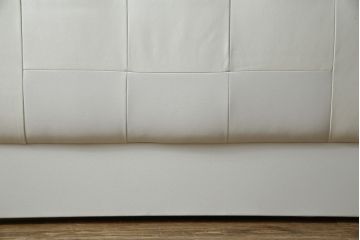 中古　美品　IDC大塚家具オリジナル　「ジオR」　合皮　モダンでシャープなデザインが格好良いセミダブルベッドフレーム(定価約15万円)(ベッド)(R-059378)