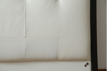 中古　美品　IDC大塚家具オリジナル　「ジオR」　合皮　モダンでシャープなデザインが格好良いセミダブルベッドフレーム(定価約15万円)(ベッド)(R-059378)