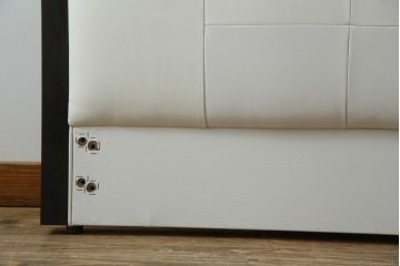 中古　美品　IDC大塚家具オリジナル　「ジオR」　合皮　モダンでシャープなデザインが格好良いセミダブルベッドフレーム(定価約15万円)(ベッド)(R-059378)