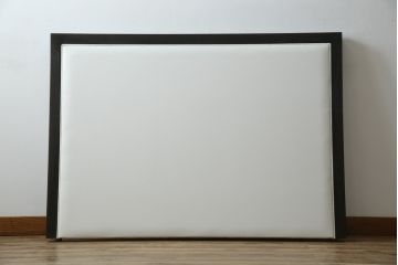 中古　美品　IDC大塚家具オリジナル　「ジオR」　合皮　モダンでシャープなデザインが格好良いセミダブルベッドフレーム(定価約15万円)(ベッド)(R-059378)