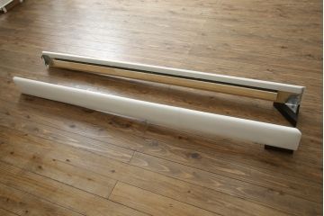 中古　美品　IDC大塚家具オリジナル　「ジオR」　合皮　モダンでシャープなデザインが格好良いセミダブルベッドフレーム(定価約15万円)(ベッド)(R-059378)