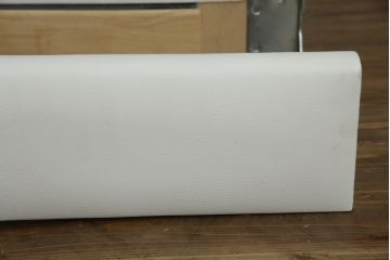 中古　美品　IDC大塚家具オリジナル　「ジオR」　合皮　モダンでシャープなデザインが格好良いセミダブルベッドフレーム(定価約15万円)(ベッド)(R-059378)